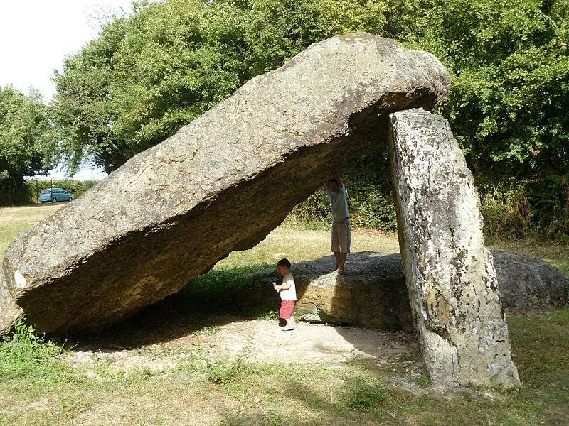 Picture of Dolmen says the Palet-de-Gargantua - DoucF - © Creative Commons (https://creativecommons.org/licenses/by-sa/4.0/deed.fr)