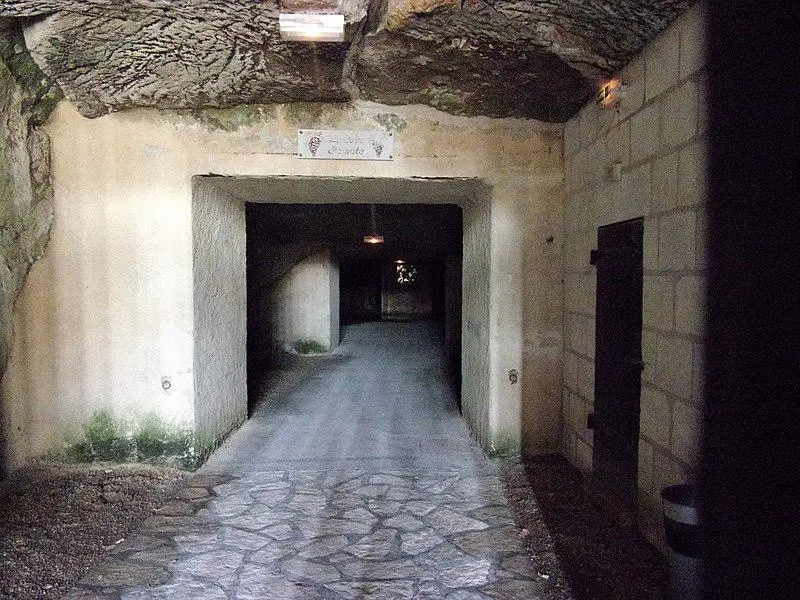 Foto de Entrada de las bodegas pintadas - Joël Thibault - © Creative Commons (https://creativecommons.org/licenses/by-sa/4.0/deed.fr)