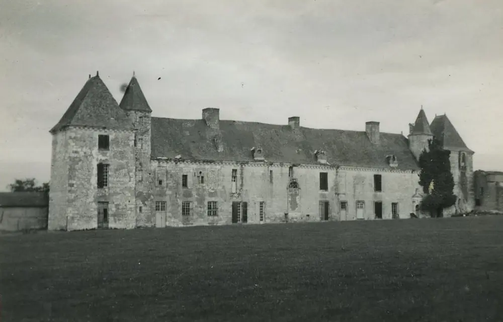 Picture of Château de la Grillière - POP Plateforme Ouverte du Patrimoine / Base Mérimée - © Ministère de la Culture (France), Médiathèque du patrimoine et de la photographie, tous droits réservés
