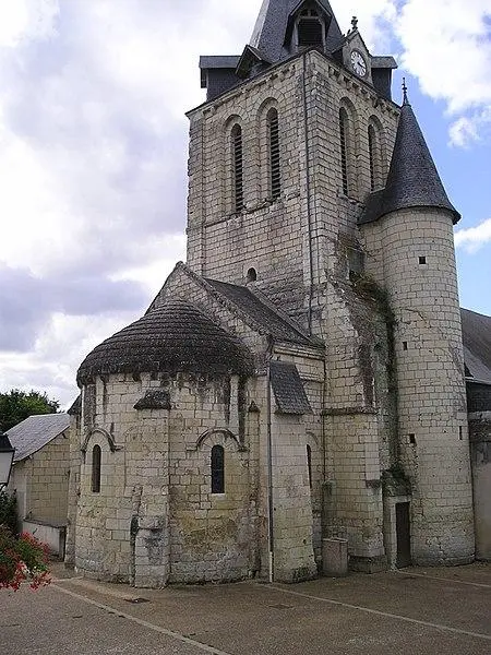 Picture of Saint-Maurice parish church as well as the covered passage which connects the church to the so-called the deanery and the garden of the old presbytery located at a place called Le Bourg - Rensi sur Wikipédia allemand - © Creative Commons (https://creativecommons.org/licenses/by-sa/4.0/deed.fr)
