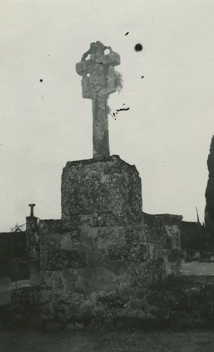 Picture of Cemetery cross - POP Plateforme Ouverte du Patrimoine / Base Mérimée - © Ministère de la Culture (France), Médiathèque du patrimoine et de la photographie, tous droits réservés