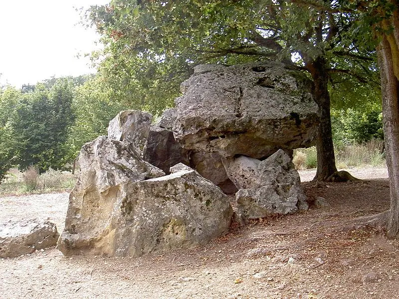 Photo de Dolmen dit Pierre Chaude - Nataters - © Creative Commons (https://creativecommons.org/licenses/by-sa/4.0/deed.fr)