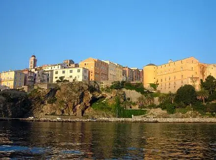 Foto di Citadella e palazzo del Governatore, parzialmente organizzati nel Museo di Etnografia - Alberto Panu - © Creative Commons (https://creativecommons.org/licenses/by-sa/4.0/deed.fr)