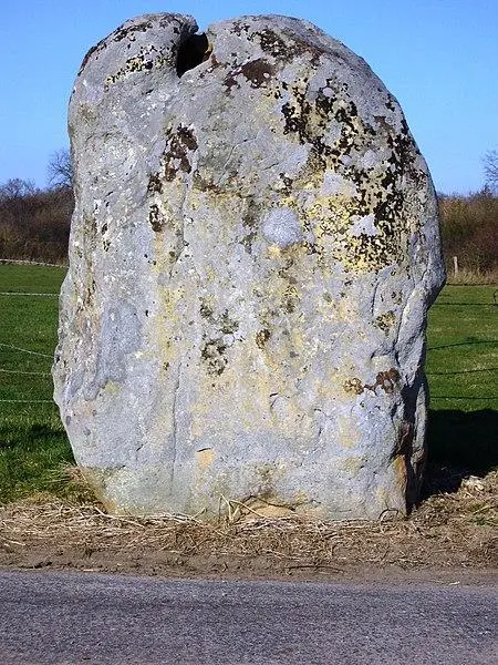 Foto de Menhir de la Longue-Pierre - Nortmannus - © Creative Commons (https://creativecommons.org/licenses/by-sa/4.0/deed.fr)