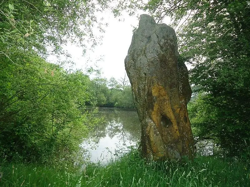 Foto di Menhir dice che Pierre de la rivoca - Camille56 - © Creative Commons (https://creativecommons.org/licenses/by-sa/4.0/deed.fr)