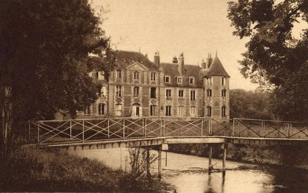 Foto di Grande castello - POP Plateforme Ouverte du Patrimoine / Base Mérimée - © Ministère de la Culture (France), Médiathèque du patrimoine et de la photographie, Tous droits réservés