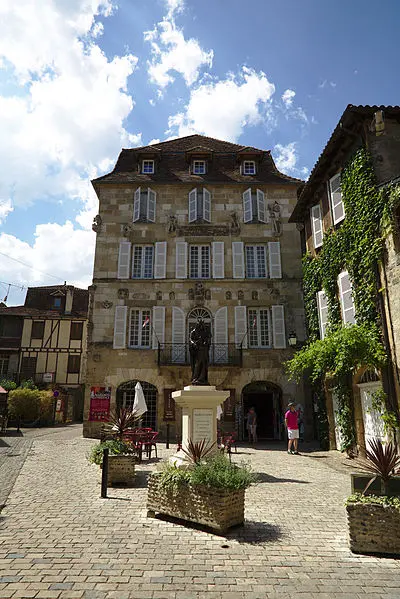 Foto von Haus vor dem südlichen Portal der Saint-Pierre-Kirche - A1AA1A - © Creative Commons (https://creativecommons.org/licenses/by-sa/4.0/deed.fr)