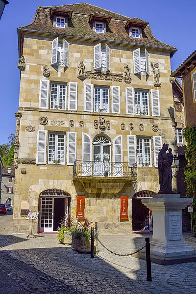 Foto von Haus vor dem südlichen Portal der Saint-Pierre-Kirche - Dominique Repérant - © Creative Commons (https://creativecommons.org/licenses/by-sa/4.0/deed.fr)