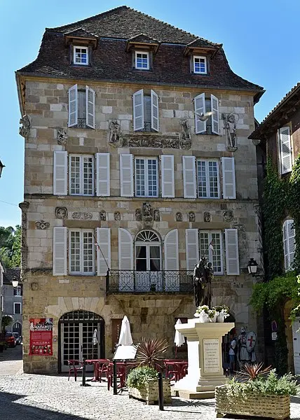 Foto von Haus vor dem südlichen Portal der Saint-Pierre-Kirche - Pline - © Creative Commons (https://creativecommons.org/licenses/by-sa/4.0/deed.fr)