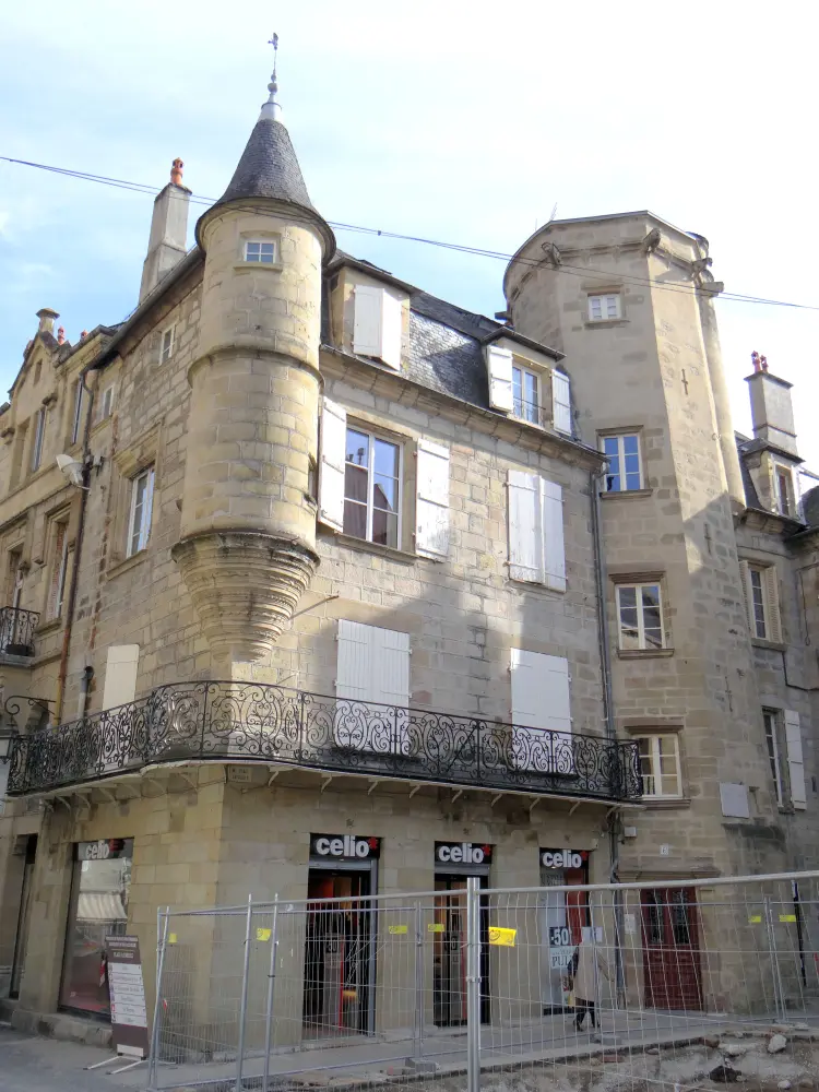Foto von Haus des 15. Jahrhunderts - Sous licence Creative Commons (https://creativecommons.org/licenses/by-sa/4.0/deed.fr) - Par MOSSOT - © Creative Commons (https://creativecommons.org/licenses/by-sa/4.0/deed.fr)