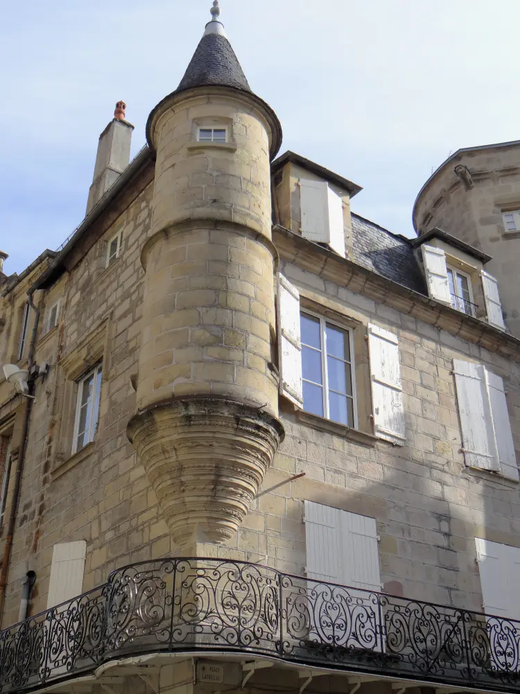 Foto von Haus des 15. Jahrhunderts - Sous licence Creative Commons (https://creativecommons.org/licenses/by-sa/4.0/deed.fr) - Par MOSSOT - © Creative Commons (https://creativecommons.org/licenses/by-sa/4.0/deed.fr)