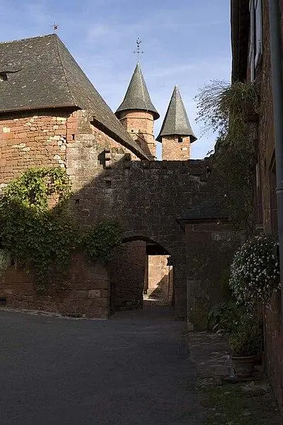 Picture of Fortified city pregnant - PMRMaeyaert - © Creative Commons (https://creativecommons.org/licenses/by-sa/4.0/deed.fr)