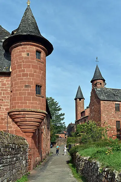 Foto de Vassinhac Manor - Pline - © Creative Commons (https://creativecommons.org/licenses/by-sa/4.0/deed.fr)