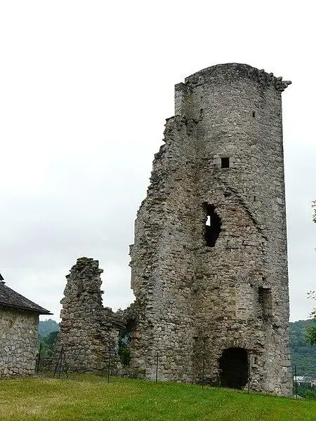 Picture of Castle remains - Père Igor - © Creative Commons (https://creativecommons.org/licenses/by-sa/4.0/deed.fr)