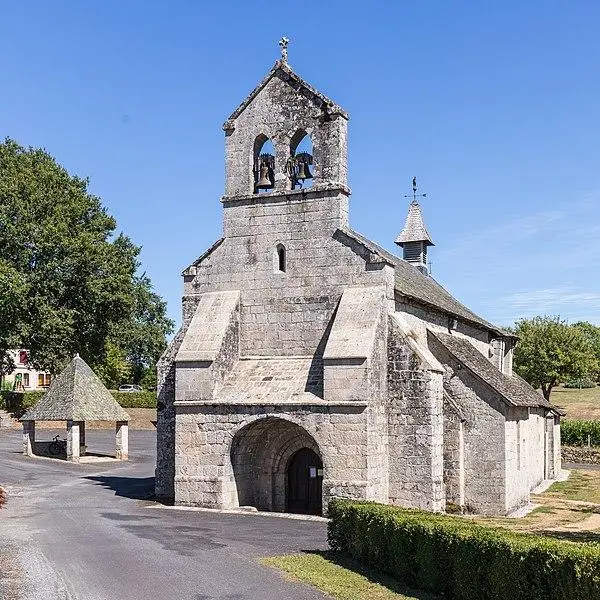 Picture of Saint-Maurice Church, and cemetery cross - Raimond Spekking Descriptionphotographe, wikimédie - © Creative Commons (https://creativecommons.org/licenses/by-sa/4.0/deed.fr)