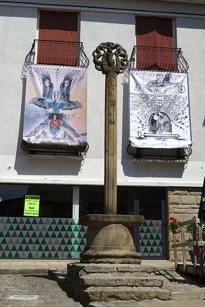 Picture of Cross located on the small square of the church - A1AA1A - © Creative Commons (https://creativecommons.org/licenses/by-sa/4.0/deed.fr)