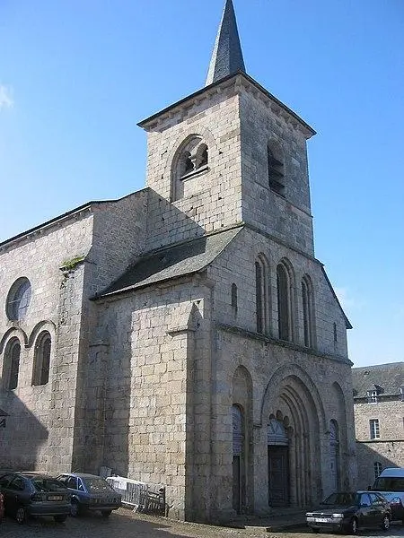 Picture of Saint-André and Saint-Léger abbey church - User:Pantoine - © Creative Commons (https://creativecommons.org/licenses/by-sa/4.0/deed.fr)