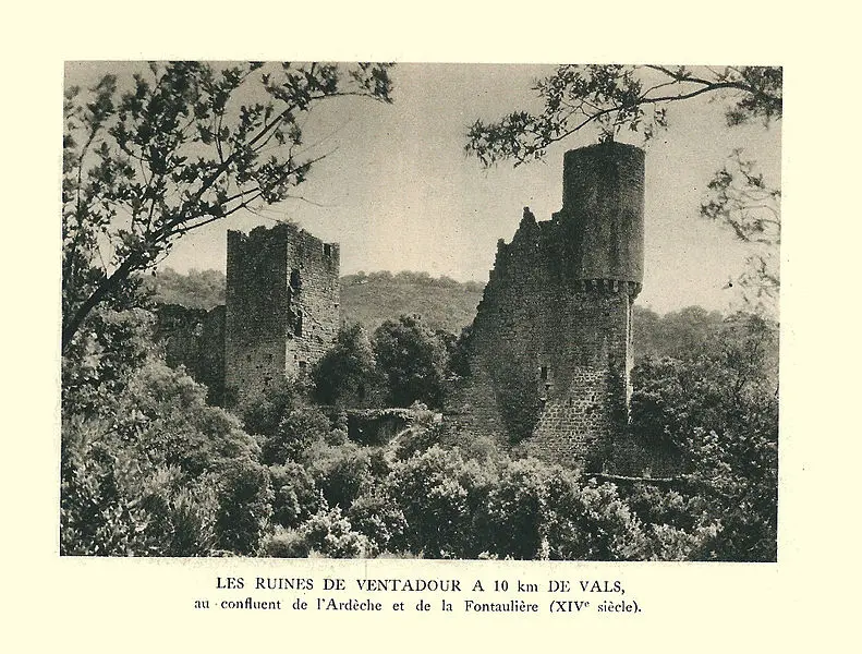 Foto di Rovine del Château de Ventadour - Georges-Louis Arlaud (1869-1944) - © Creative Commons (https://creativecommons.org/licenses/by-sa/4.0/deed.fr)