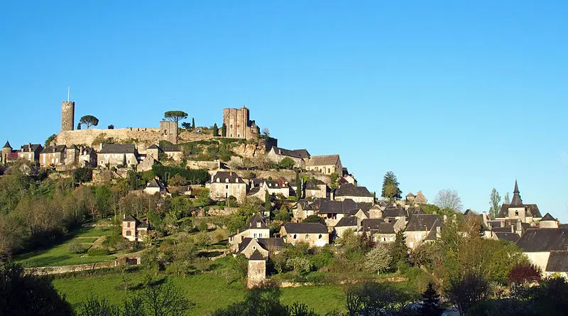 Foto von Überreste der Burg - DESARLY - © Creative Commons (https://creativecommons.org/licenses/by-sa/4.0/deed.fr)
