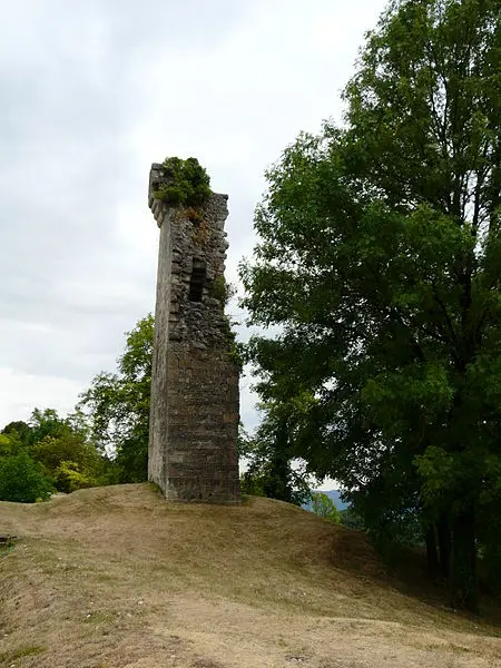 Picture of Ruins of the Puy d'Yssandon tower - Père Igor - © Creative Commons (https://creativecommons.org/licenses/by-sa/4.0/deed.fr)