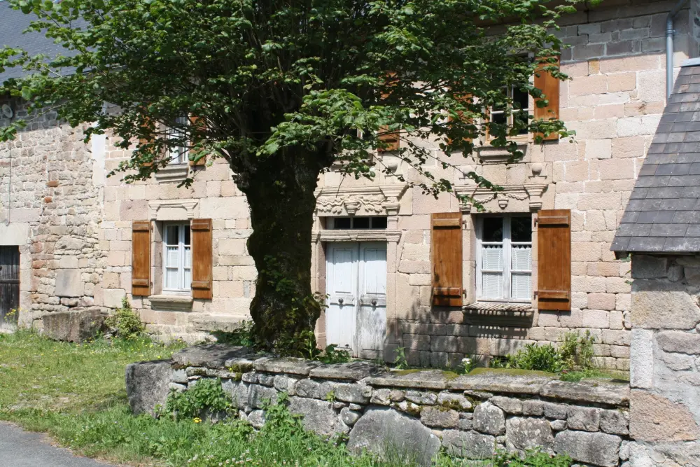 Foto von Drouillat Farm (Haus und Nebengebäude) - Sous licence Creative Commons (https://creativecommons.org/licenses/by-sa/4.0/deed.fr) - Par Vij~frwiki - © Creative Commons (https://creativecommons.org/licenses/by-sa/4.0/deed.fr)