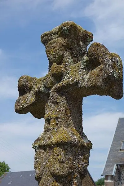Foto di Croce intagliata del XIV secolo, a Châtenet - Nicotifou - © Creative Commons (https://creativecommons.org/licenses/by-sa/4.0/deed.fr)