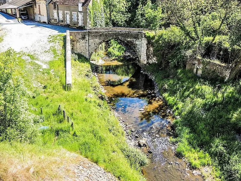 Foto di Vecchio ponte - Espirat - © Creative Commons (https://creativecommons.org/licenses/by-sa/4.0/deed.fr)