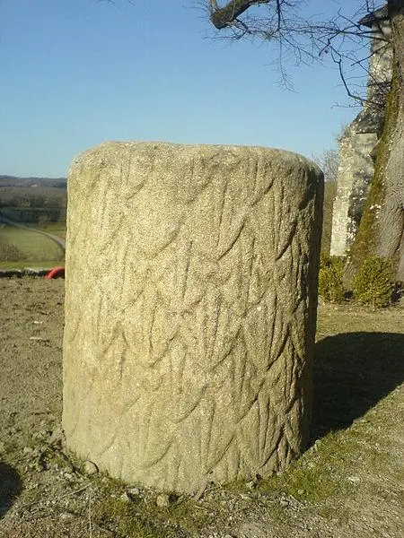 Foto di Frammento di colonna gallo-romana - Aubussonais - © Creative Commons (https://creativecommons.org/licenses/by-sa/4.0/deed.fr)