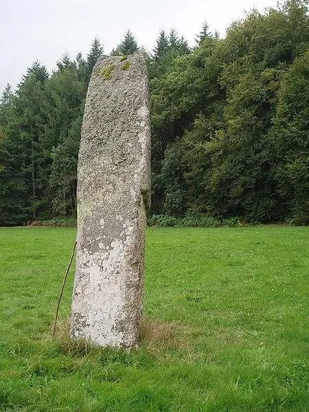 Foto di Menhir dice Pierre Fitte - Aubussonais - © Creative Commons (https://creativecommons.org/licenses/by-sa/4.0/deed.fr)