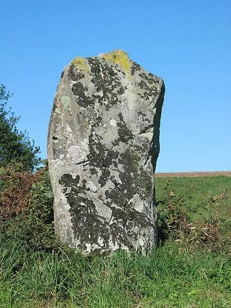 Foto di Rebeyrolle Menhir - Fourgeaudg - © Creative Commons (https://creativecommons.org/licenses/by-sa/4.0/deed.fr)