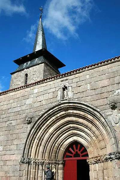 Foto von Kirche der Annahme der meisten Sainte-Virgin - Fourgeaudg - © Creative Commons (https://creativecommons.org/licenses/by-sa/4.0/deed.fr)