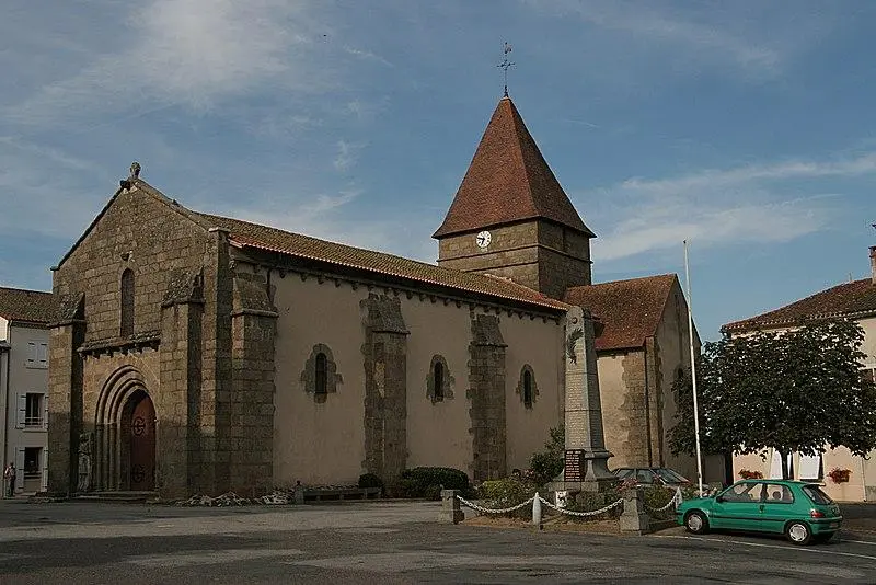 Photo de Eglise Saint-Maurice - Pymouss - © Creative Commons (https://creativecommons.org/licenses/by-sa/4.0/deed.fr)