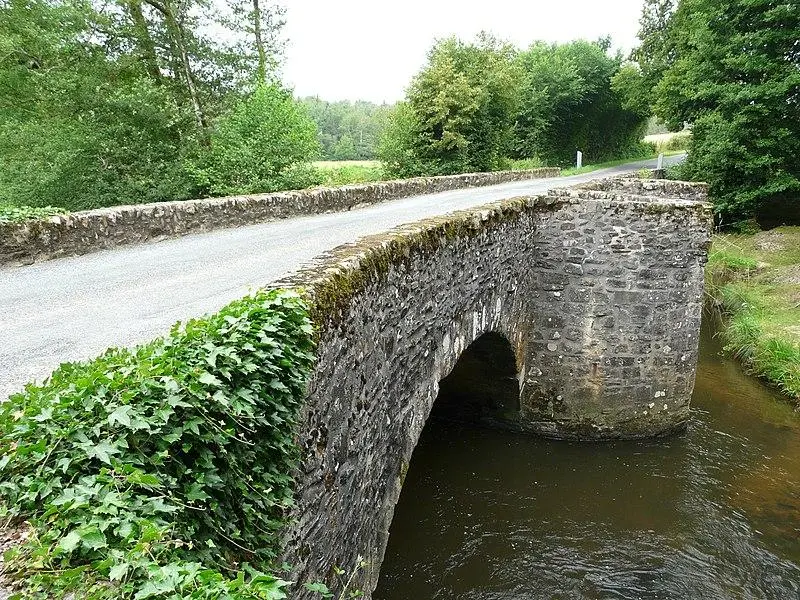 Foto von Pont dit Pont de la Tour am L’Isle River (auch in den Gemeinden von Saint-Iriex-La-Perche in Haute-Vienne und Jumilhac-le-Grand in Dordogne) - Père Igor - © Creative Commons (https://creativecommons.org/licenses/by-sa/4.0/deed.fr)