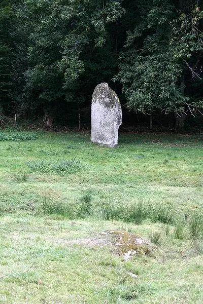 Foto von Menhir des Fichades - Fourgeaudg - © Creative Commons (https://creativecommons.org/licenses/by-sa/4.0/deed.fr)