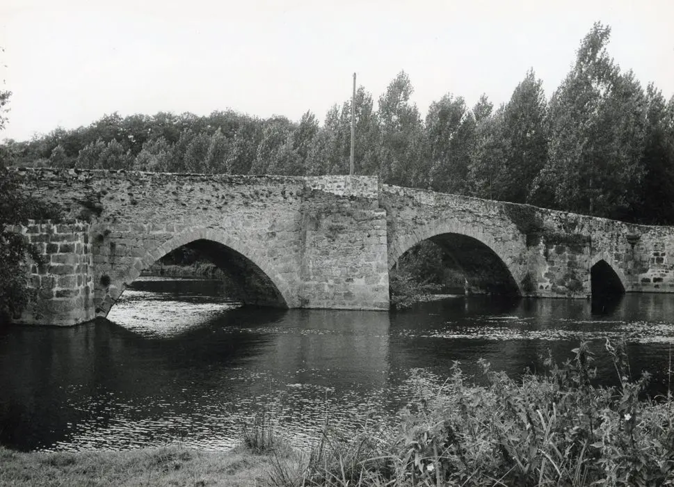 Foto von Old Pont de Beissat über die Garde (auch in der Gemeinde Saint-Ouen-sur-Gartempe) - POP Plateforme Ouverte du Patrimoine / Base Mérimée - © Ministère de la Culture (France), Médiathèque du patrimoine et de la photographie, tous droits réservés