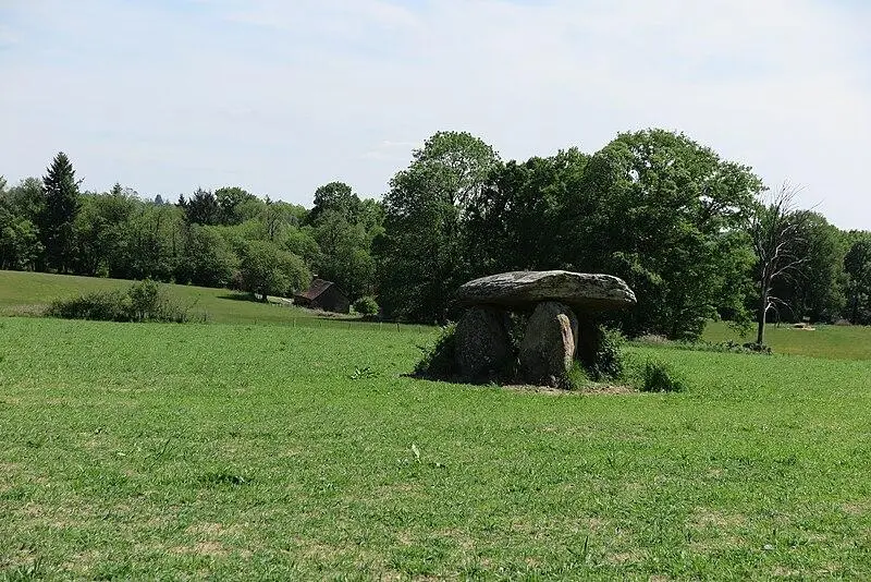 Foto de Dolmen - Milca56 - © Creative Commons (https://creativecommons.org/licenses/by-sa/4.0/deed.fr)