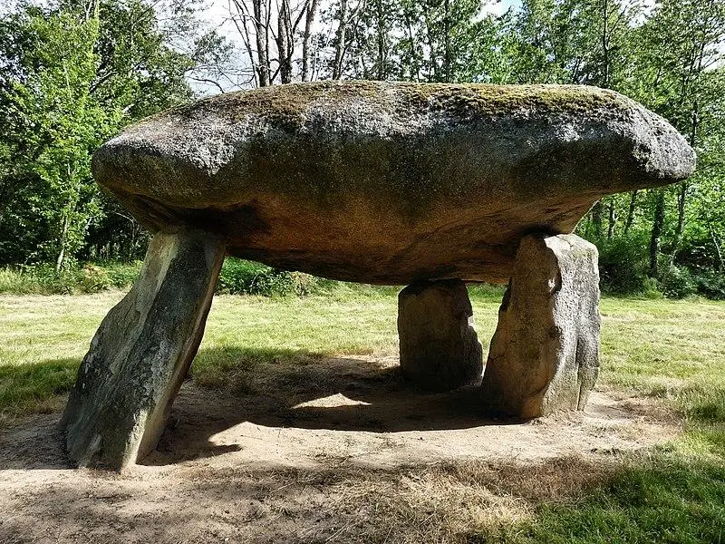 Foto von Dolmen und Menhir Dits aus Monteau - Prooupy - © Creative Commons (https://creativecommons.org/licenses/by-sa/4.0/deed.fr)