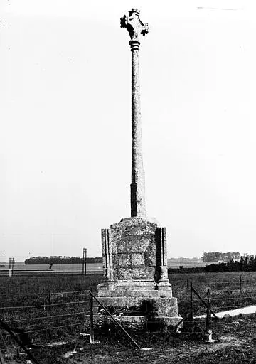 Picture of Stone cross called Blanques Cross - POP Plateforme Ouverte du Patrimoine / Base Mérimée - © Ministère de la Culture (France), Médiathèque du patrimoine et de la photographie, diffusion RMN-GP