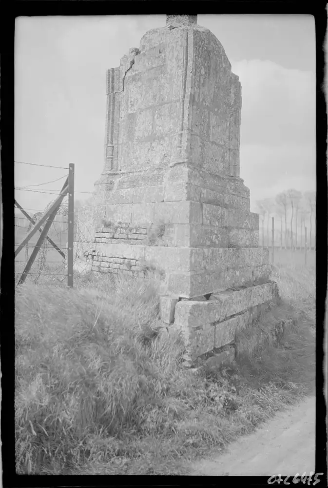 Picture of Stone cross called Blanques Cross - POP Plateforme Ouverte du Patrimoine / Base Mérimée - © Ministère de la Culture (France), Médiathèque du patrimoine et de la photographie, diffusion RMN-GP