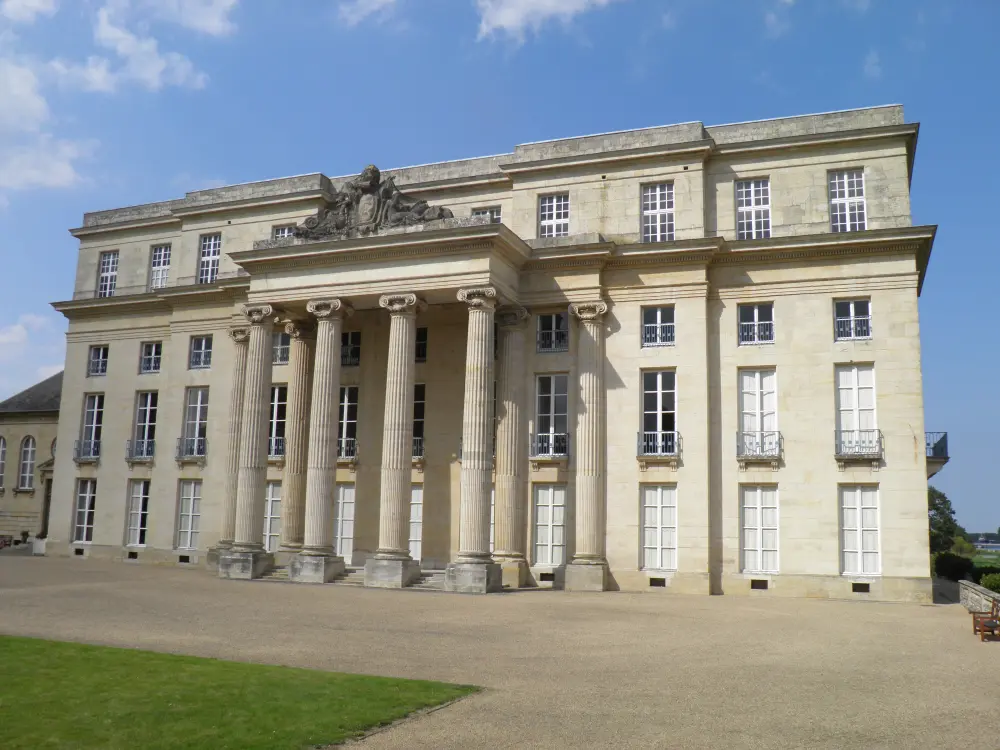 Foto von Schloss - Sous licence Creative Commons (https://creativecommons.org/licenses/by-sa/4.0/deed.fr) - Par Pradigue - © Creative Commons (https://creativecommons.org/licenses/by-sa/4.0/deed.fr)