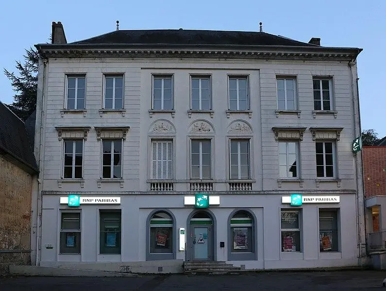 Picture of Cotton handkerchiefs and Auguste Fauquet Hotel, currently a bank. - Pymouss - © Creative Commons (https://creativecommons.org/licenses/by-sa/4.0/deed.fr)