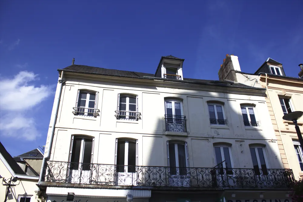 Foto di Edifici (ex duca di Charrost Hotel) - Sous licence Creative Commons (https://creativecommons.org/licenses/by-sa/4.0/deed.fr) - Par Benuxfox - © Creative Commons (https://creativecommons.org/licenses/by-sa/4.0/deed.fr)