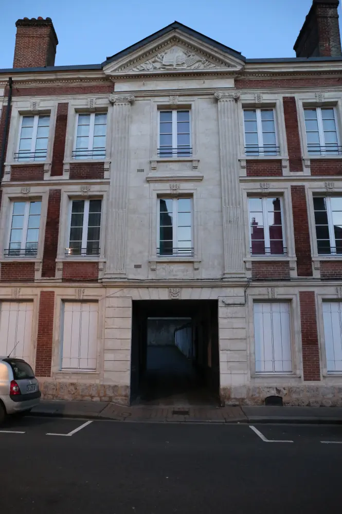Foto di Edificio - Sous licence Creative Commons (https://creativecommons.org/licenses/by-sa/4.0/deed.fr) - Par Pymouss - © Creative Commons (https://creativecommons.org/licenses/by-sa/4.0/deed.fr)
