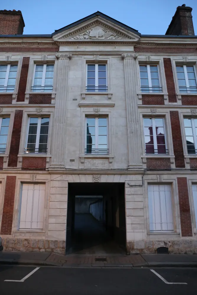 Foto di Edificio - Sous licence Creative Commons (https://creativecommons.org/licenses/by-sa/4.0/deed.fr) - Par Pymouss - © Creative Commons (https://creativecommons.org/licenses/by-sa/4.0/deed.fr)