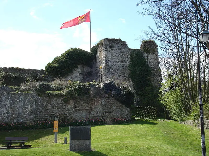 Picture of Ruins of the old castle - Hispalois - © Creative Commons (https://creativecommons.org/licenses/by-sa/4.0/deed.fr)