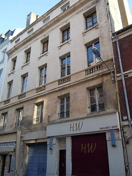 Picture of Building - Patrice78500 - © Creative Commons (https://creativecommons.org/licenses/by-sa/4.0/deed.fr)