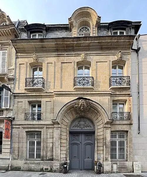 Picture of Saint-Candé Church and old Assin hotel - Chabe01 - © Creative Commons (https://creativecommons.org/licenses/by-sa/4.0/deed.fr)