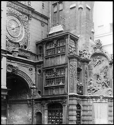 Foto von Gros-Horloge und Brunnen - POP Plateforme Ouverte du Patrimoine / Base Mérimée - © Ministère de la Culture (France), Médiathèque du patrimoine et de la photographie, diffusion RMN-GP
