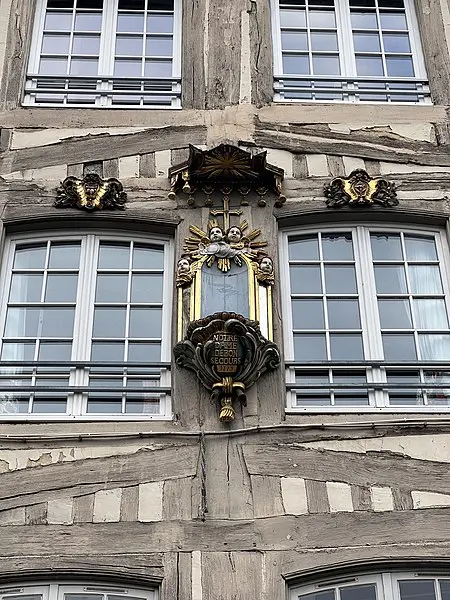 Foto de Edificio - Chabe01 - © Creative Commons (https://creativecommons.org/licenses/by-sa/4.0/deed.fr)
