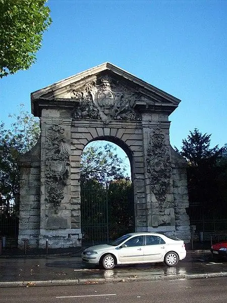 Picture of Porte Guillaume-Lion, fountain and old church of the Augustins - Giogo - © Creative Commons (https://creativecommons.org/licenses/by-sa/4.0/deed.fr)